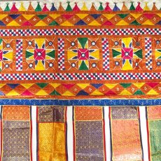 インド・ネパール  雑貨 【一点もの】インド トーラン  A 刺繍 タペストリー のれん ミラーワーク 幸運 縁起物