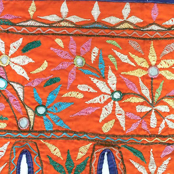【一点もの】インド トーラン  B 刺繍 タペストリー のれん ミラーワーク 幸運 縁起物【画像2】