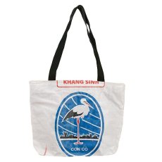 トリ 鳥 モチーフ 雑貨 ベトナム 飼料袋 リメイク バッグ コウノトリ ホワイト （肩掛けOK ビニールコーティング マチあり）