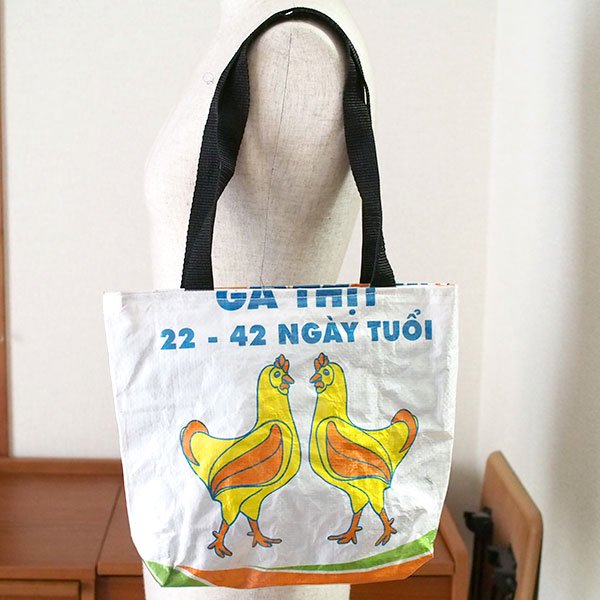 ベトナム 飼料袋 リメイク バッグ 鶏 イエロー （肩掛けOK ビニールコーティング マチあり）【画像6】