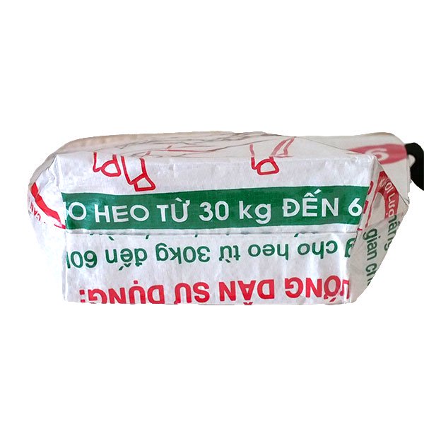 【大きめサイズ】ベトナム 飼料袋 リメイク ポーチ ブタ レッド （ビニールコーティング マチあり）【画像4】