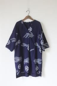 <img class='new_mark_img1' src='https://img.shop-pro.jp/img/new/icons5.gif' style='border:none;display:inline;margin:0px;padding:0px;width:auto;' />波と双文字浴衣前タックワンピース