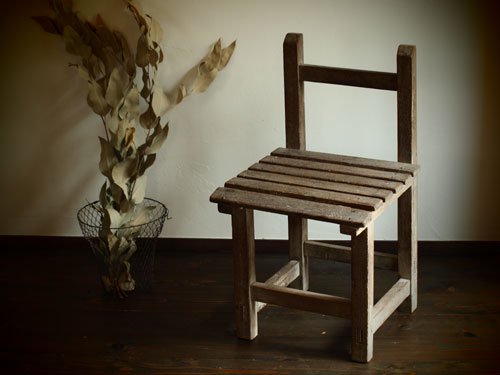 古い木の椅子