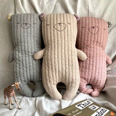 <img class='new_mark_img1' src='https://img.shop-pro.jp/img/new/icons43.gif' style='border:none;display:inline;margin:0px;padding:0px;width:auto;' />nubi pillow bear (gray/pink/beige/green)