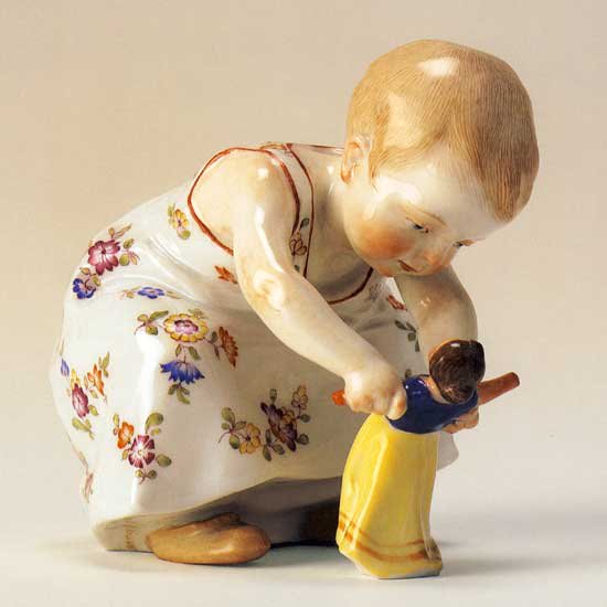 マイセン ヘンチェル人形　人形をもってしゃがんだ子供 - 西洋陶磁器・テーブルウエア｜アルテサニア・ノーブレ Artesania Noble