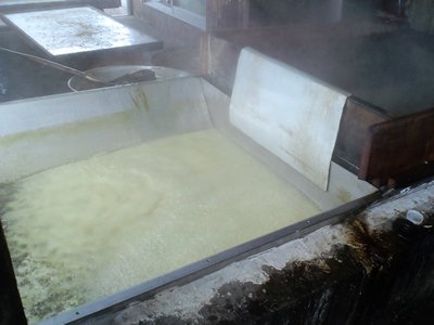 photo:搾り取ったキビ汁をじっくりと煮詰める