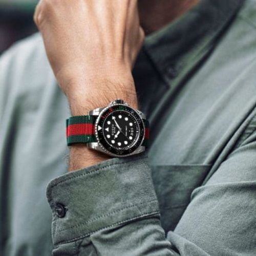 グッチ　時計　メンズ　ダイブ　YA136209A　ブラック×グリーン＆レッドファブリックストラップベルト- 腕時計の通販ならワールドウォッチショップ