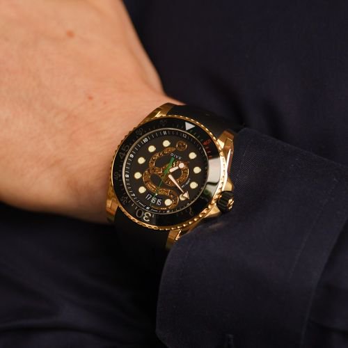 グッチ　時計　メンズ　ダイブ　YA136219　ブラック×ブラックラバーベルト- 腕時計の通販ならワールドウォッチショップ