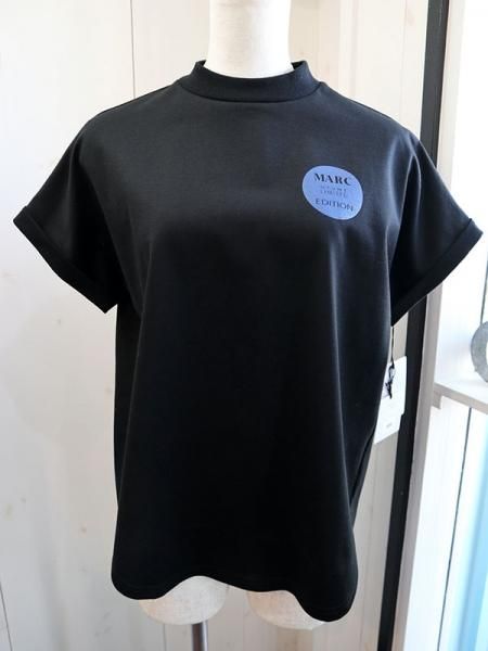 SALE新品スクエアーロゴプリントTシャツ【QTUME】 QTUME】モックネックマークロゴプリントTEE【Made in Japan