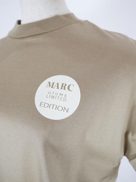 SALE新品スクエアーロゴプリントTシャツ【QTUME】 QTUME】モックネックマークロゴプリントTEE【Made in Japan