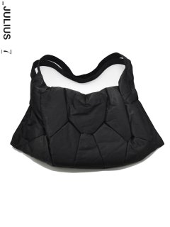 _JULIUS EDGE SEAM PADDED SHOULDER BAG<img class='new_mark_img2' src='https://img.shop-pro.jp/img/new/icons8.gif' style='border:none;display:inline;margin:0px;padding:0px;width:auto;' />