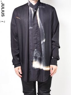 JULIUS Graphic Front Tuck LS Shirt<img class='new_mark_img2' src='https://img.shop-pro.jp/img/new/icons8.gif' style='border:none;display:inline;margin:0px;padding:0px;width:auto;' />