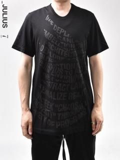 JULIUS Manifest Graphic Tee<img class='new_mark_img2' src='https://img.shop-pro.jp/img/new/icons8.gif' style='border:none;display:inline;margin:0px;padding:0px;width:auto;' />