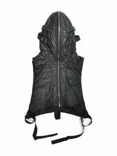 JULIUS Hooded Gauna Vest<img class='new_mark_img2' src='https://img.shop-pro.jp/img/new/icons8.gif' style='border:none;display:inline;margin:0px;padding:0px;width:auto;' />
