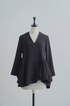 <img class='new_mark_img1' src='https://img.shop-pro.jp/img/new/icons8.gif' style='border:none;display:inline;margin:0px;padding:0px;width:auto;' />ONESIDE PEARL PEPLUM BLOUSE(SOLOTEX)