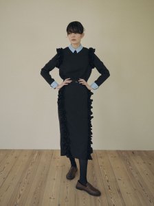 <img class='new_mark_img1' src='https://img.shop-pro.jp/img/new/icons8.gif' style='border:none;display:inline;margin:0px;padding:0px;width:auto;' />DOUBLE CUFFS FRILL BLOUSE