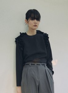 <img class='new_mark_img1' src='https://img.shop-pro.jp/img/new/icons8.gif' style='border:none;display:inline;margin:0px;padding:0px;width:auto;' />SIDE FRILL LONGSLEEVE BLOUSE