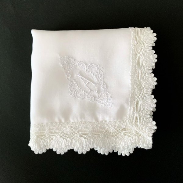 イニシャル刺繍レースハンカチ（WHITE） - YLINUM |  イリナム、ブライダルハンカチ、モノグラム、花嫁ハンカチ、結婚式、和装、ジャカード織、プレ花嫁