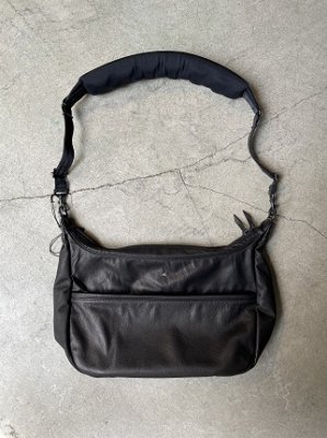 LEATHER NEWTON SHOULDER BAG <img class='new_mark_img2' src='https://img.shop-pro.jp/img/new/icons5.gif' style='border:none;display:inline;margin:0px;padding:0px;width:auto;' />