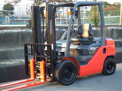 中古フォークリフト０２－８ＦＤ２５サイドシフト装備オートマ車で程度