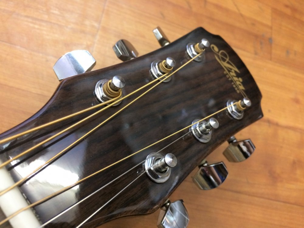 Aria ADW-200 NAT アコースティックギター u0026 u0026  初心者/入門/ビギナー7点セット（チューナー・カポ・ピック・ピックケース・スペア弦・クロス・ソフトケース） - Sunshine Guitar  （サンシャインギター）- 奈良市のギターレッスン、販売、買取、修理はおまかせください
