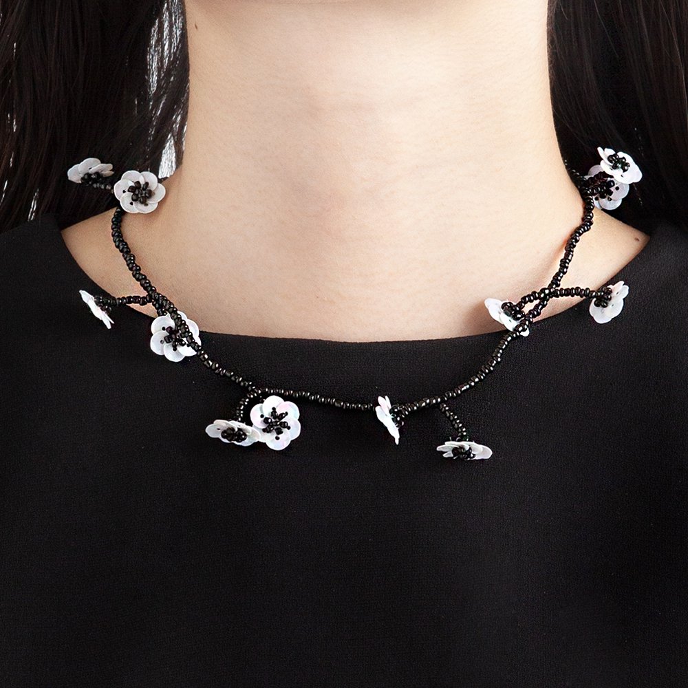 FLOWER FIELD NECKLACE BLACK WHITE - designsix ONLINE SHOP