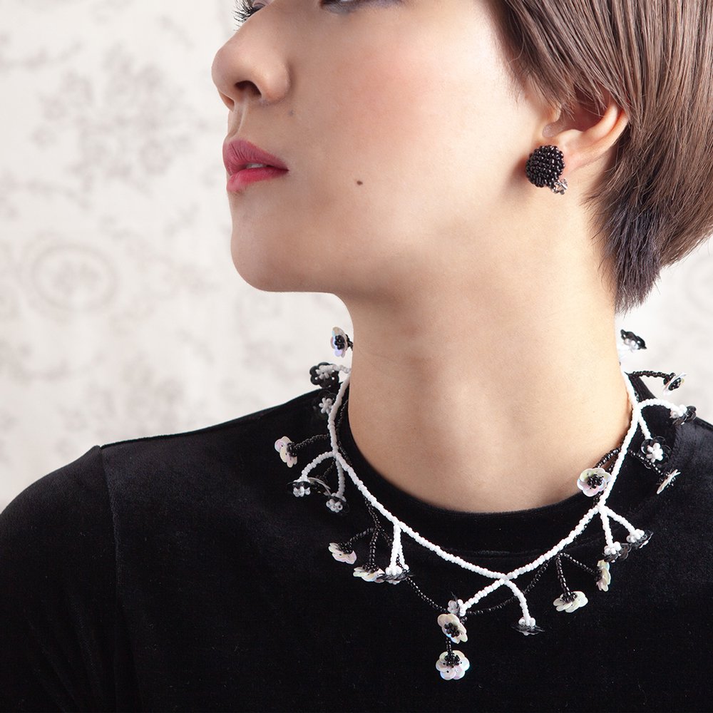 FLOWER FIELD NECKLACE BLACK WHITE - designsix ONLINE SHOP