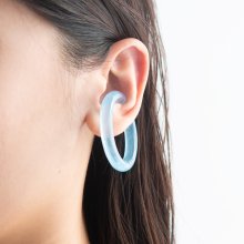 <img class='new_mark_img1' src='https://img.shop-pro.jp/img/new/icons8.gif' style='border:none;display:inline;margin:0px;padding:0px;width:auto;' />LOOP EAR CUFF CLEAR BLUE