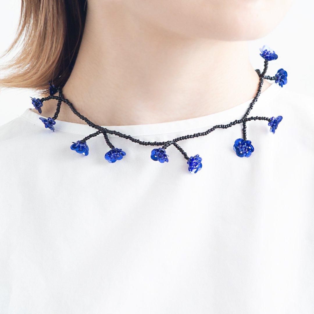 FLOWER FIELD NECKLACE BLACK ROYAL BLUE - designsix ONLINE SHOP