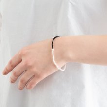 <img class='new_mark_img1' src='https://img.shop-pro.jp/img/new/icons8.gif' style='border:none;display:inline;margin:0px;padding:0px;width:auto;' />SOLO BRACELET BLACK PEARL