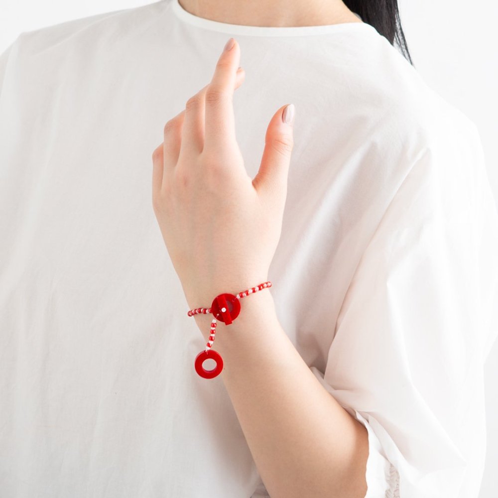 PETITE PEARL LOOP BRACELET RED PEARL MILKY WHITE - designsix