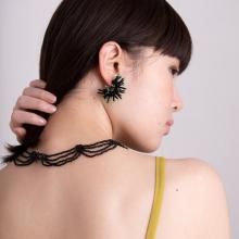 <img class='new_mark_img1' src='https://img.shop-pro.jp/img/new/icons8.gif' style='border:none;display:inline;margin:0px;padding:0px;width:auto;' />ARI HOOP PIERCE BLACK EMERALD