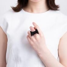 <img class='new_mark_img1' src='https://img.shop-pro.jp/img/new/icons8.gif' style='border:none;display:inline;margin:0px;padding:0px;width:auto;' />RIBBON RING BLACK