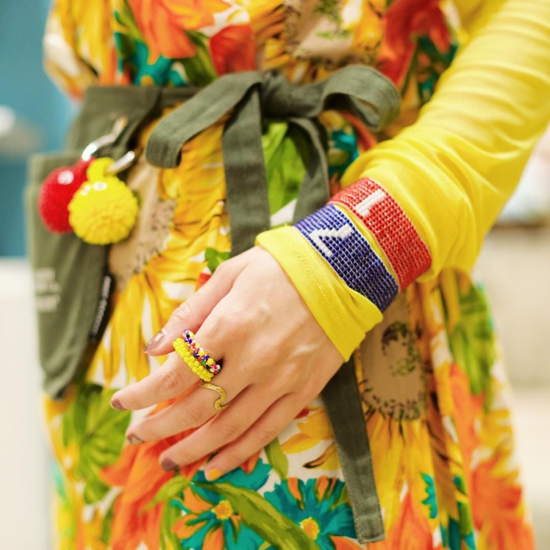 クリアな青緑に鮮やか黄で、回転する輪状モチーフのモザイク小型平