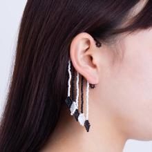 <img class='new_mark_img1' src='https://img.shop-pro.jp/img/new/icons8.gif' style='border:none;display:inline;margin:0px;padding:0px;width:auto;' />LEAF EAR HOOK BLACK WHITE