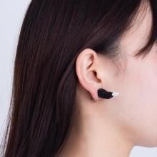 <img class='new_mark_img1' src='https://img.shop-pro.jp/img/new/icons8.gif' style='border:none;display:inline;margin:0px;padding:0px;width:auto;' />TONGARI EARRING BLACK WHITE