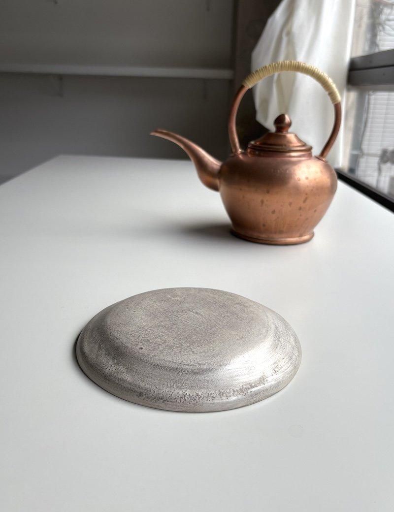 銀磁6寸リム皿 ／ 亀田 大介 - 木と根 kitone