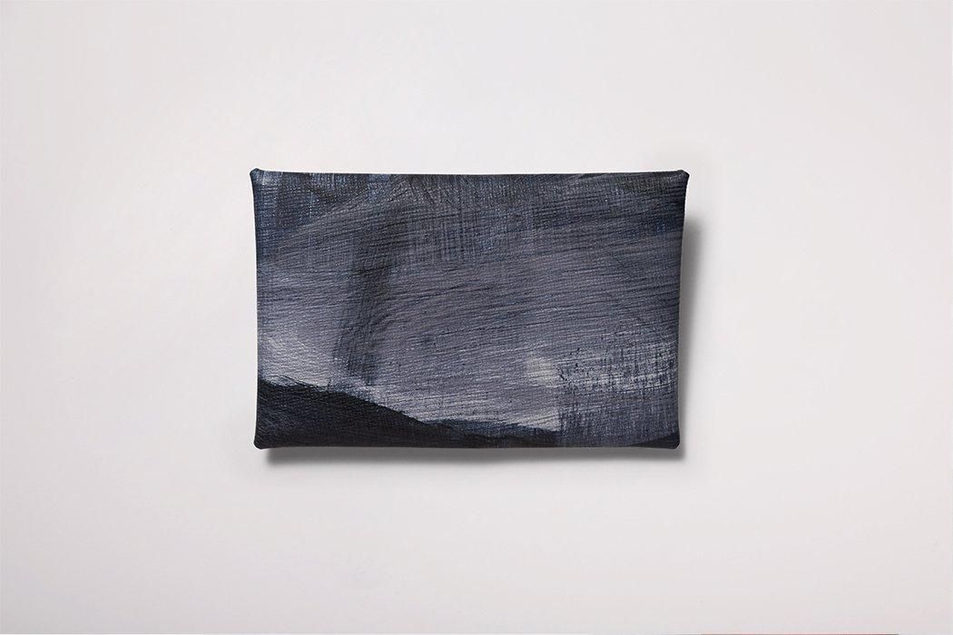 日本各地の職人の「手技」を纏うマルチケース / te saho（手塗りアート染）