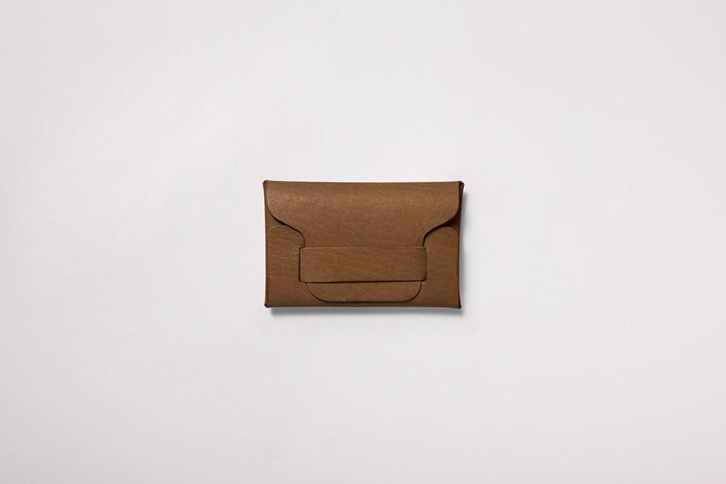 日本各地の職人の「手技」を纏うマルチケース / te saho（屋久杉染