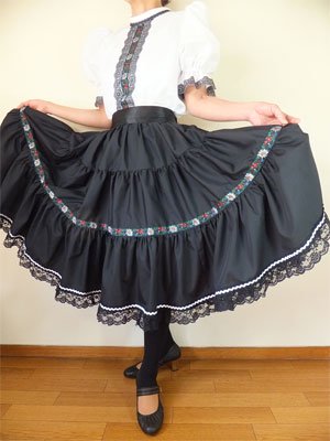 フォークダンス衣装◆花柄チロリアンテープとレースを使った三段ティアードスカート黒053 - オリジナル衣装のお店　しゅくらん