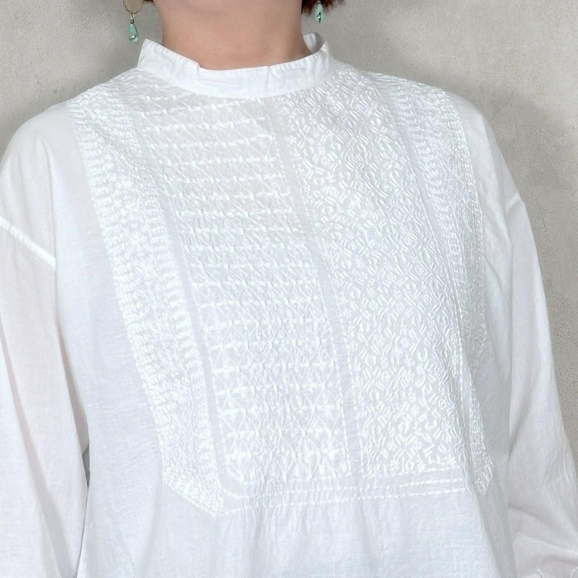 <img class='new_mark_img1' src='https://img.shop-pro.jp/img/new/icons11.gif' style='border:none;display:inline;margin:0px;padding:0px;width:auto;' />maison de soil ᥾ɥ/ NMDS25532 Back Opening Stand Collar EMB Shirt