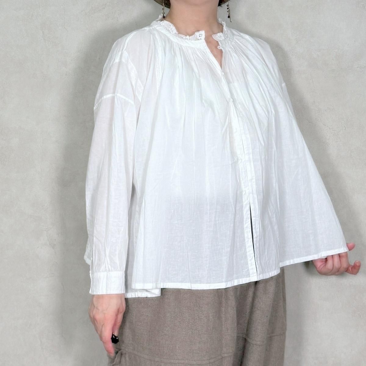 <img class='new_mark_img1' src='https://img.shop-pro.jp/img/new/icons11.gif' style='border:none;display:inline;margin:0px;padding:0px;width:auto;' />soil / NSL25621 Cambric Plain with Lace Gathered Patchwork Smock