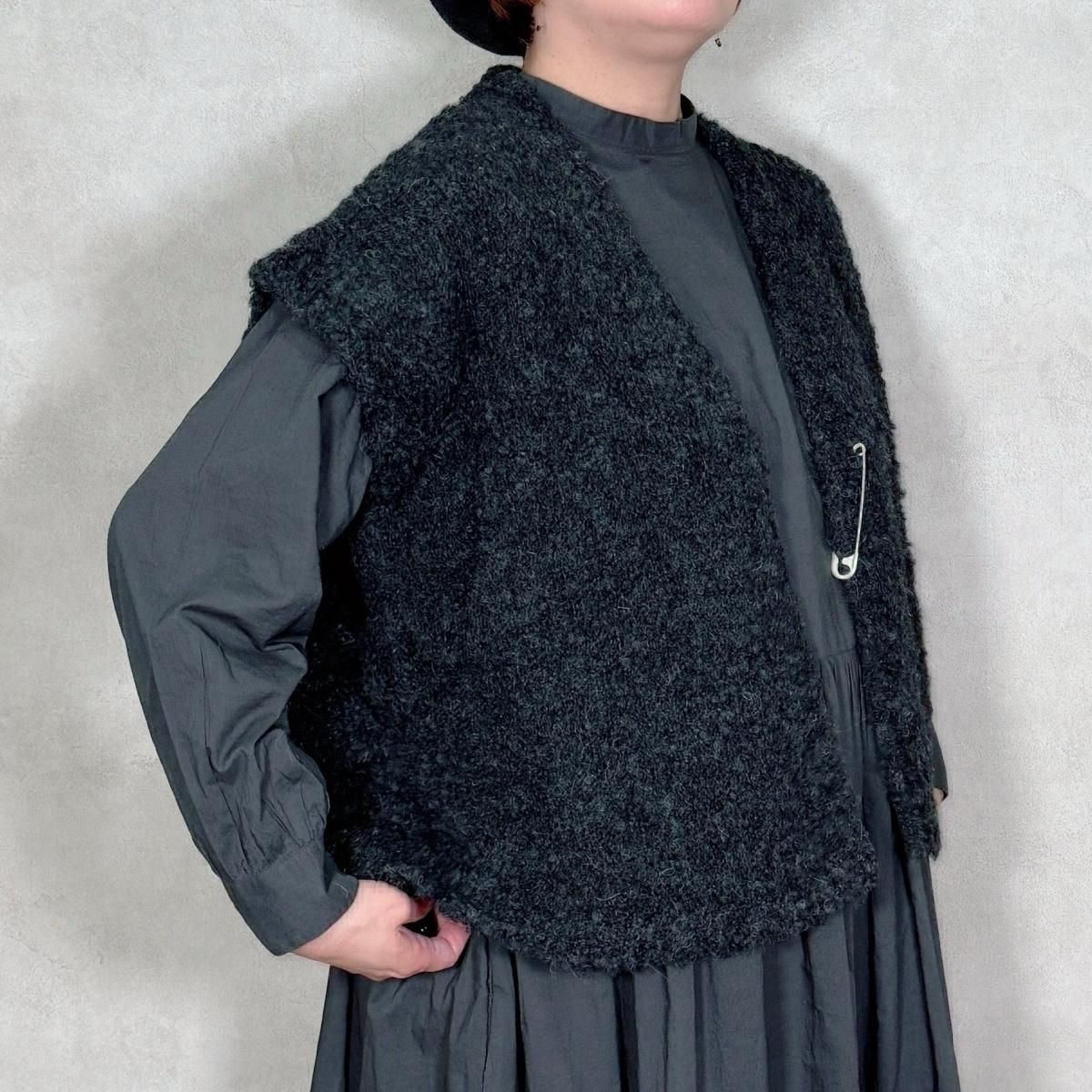 <img class='new_mark_img1' src='https://img.shop-pro.jp/img/new/icons11.gif' style='border:none;display:inline;margin:0px;padding:0px;width:auto;' />maison de soil ᥾ɥ/ CNMDS2561A Boucle V- Neck Short Length Vest<ݥоݳ>
