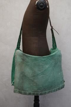 cir. mid 20th c. green canvas shoulder bag