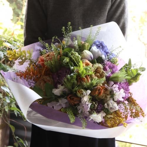 淡いパステル調のやさしい色合いのお花を束ねた春を感じるブーケ。