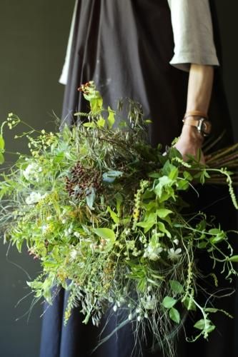秋らしい草花を束ねたナチュラルなブーケ