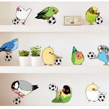 鳥がサッカーボールで遊ぶウォールステッカー 1枚 ボールグッズ通販サイト の グラシアス が販売中