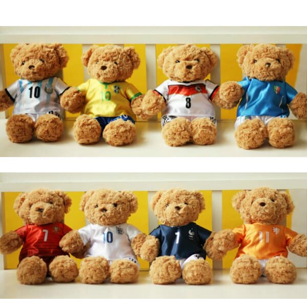 可愛いサッカーユニフォームを着たクマのぬいぐるみ ボールグッズ通販サイト の グラシアス が販売中
