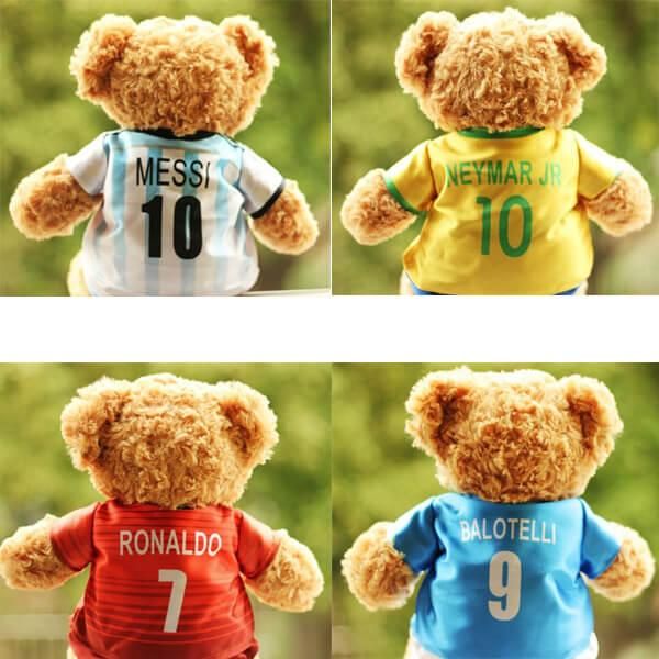 可愛いサッカーユニフォームを着たクマのぬいぐるみ ボールグッズ通販サイト の グラシアス が販売中