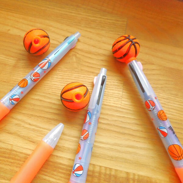 バスケットボール付き 可愛いバスケ柄のオリジナル３色ボールペン ボールグッズ通販サイト の グラシアス が販売中